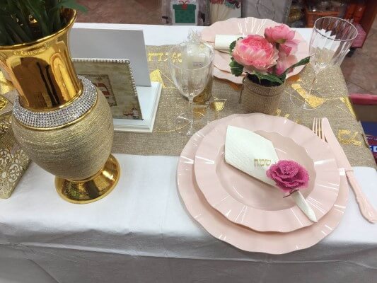 דוגמה לשולחן חג פסח עם כלי אירוח חד פעמי