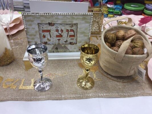 דוגמה 2 לעיצוב שולחן חג פסח עם כלים חד פעמיים