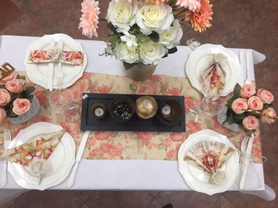 שולחן חג שבועות עם ראנר פרחוני